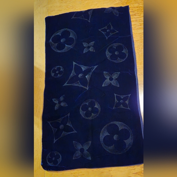 Louis Vuitton unisex silk and velvet scarf - Picture 5 of 11